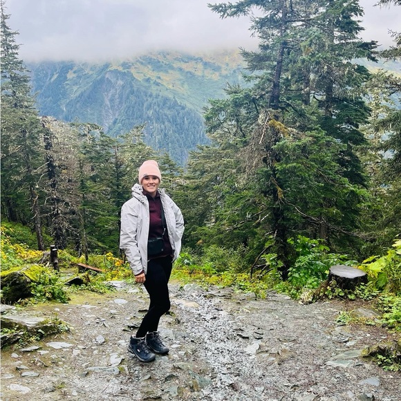 Meet your Posher, Kari - Picture 2 of 2